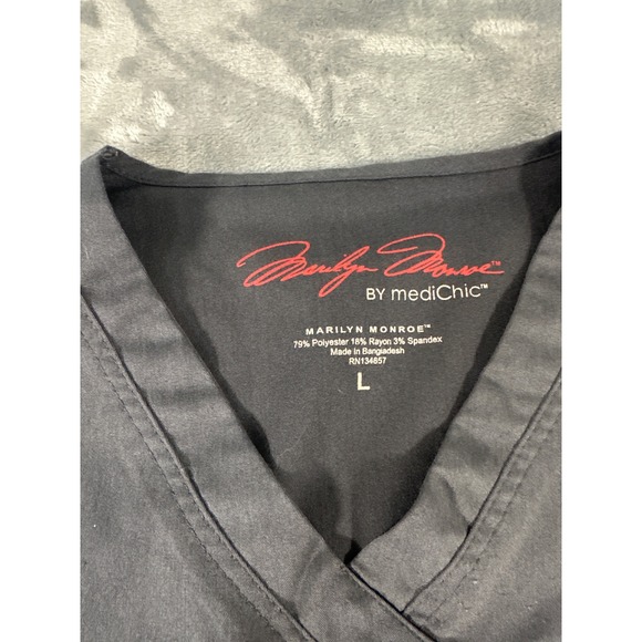 Marilyn Monroe by MediChic Scrub Top V Neck Short Sleeve Charcoal Gray Size L - Picture 2 of 5